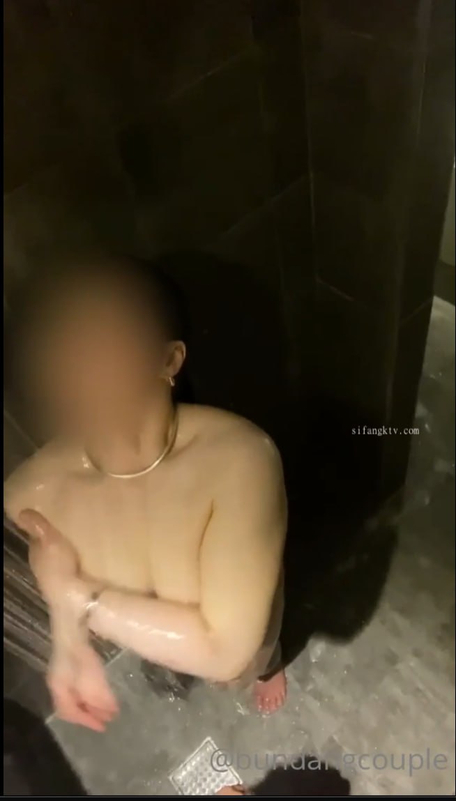 高颜值白富美女主播够火辣劲爆把整个按摩棒塞进阴道自慰搞得小穴不停呼吸(下部)